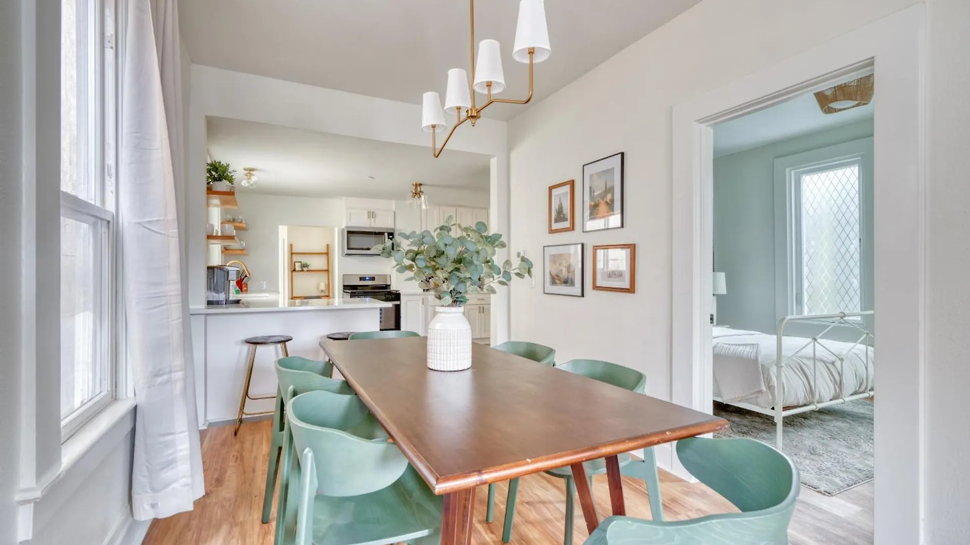 Holiday home Stay Portland - Renovated Historic Nob Hill Home - 94 Walkscore United States
